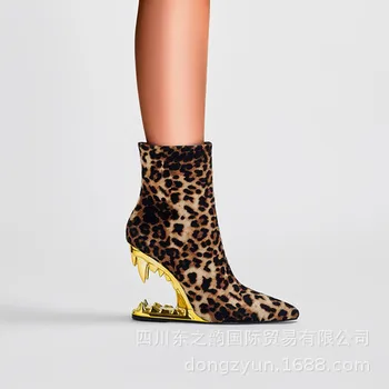2023 Новые женские короткие сапоги с леопардовым принтом, острый носок, Замшевые эластичные сапоги неправильной формы на высоком каблуке, а также замшевые короткие сапоги на тонком каблуке.